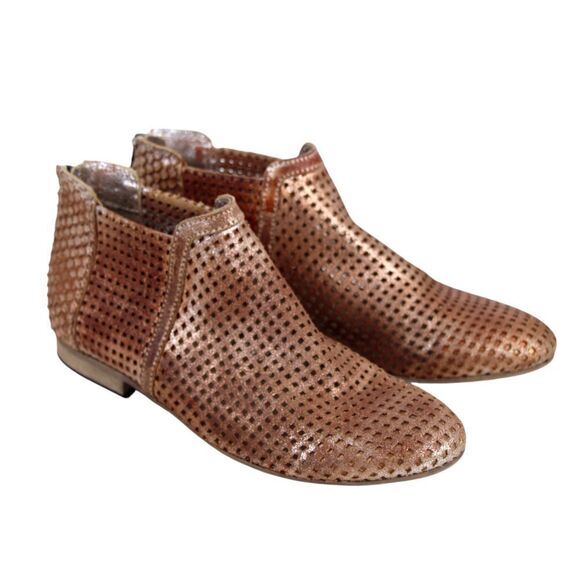 Free People PERFORATED BRONZE BROWN LEATHER ROUND ZIP BACKSIDE ANKLE BOOTS 9 39 - Picture 1 of 11
